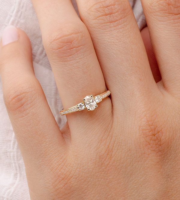 « L'Atelier » Nº180326 - Bague Or jaune 9 carats - Diamant synthétique Ovale 0.3 carat - Pierres de côté Diamant synthétique - Sertissage Diamant synthétique